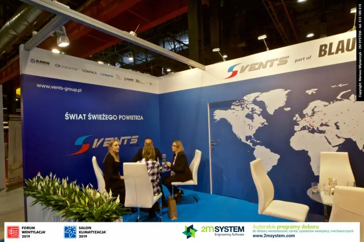 Vents meeting lounge with world map and 'Świat świeżego powietrza' slogan at Forum Wentylacja 2019