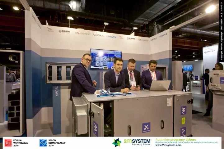Vents team behind an air handling unit with labelled filter and heat exchanger at Forum Wentylacja 2019