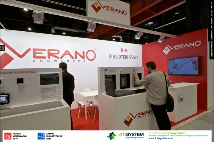 Visitor tests Verano convector controllers at BACnet, KNX and Modbus panel at Forum Wentylacja 2019