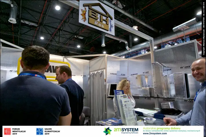 Visitors at the BH-Res counter with Climaver duct fittings on the wall at Forum Wentylacja 2019