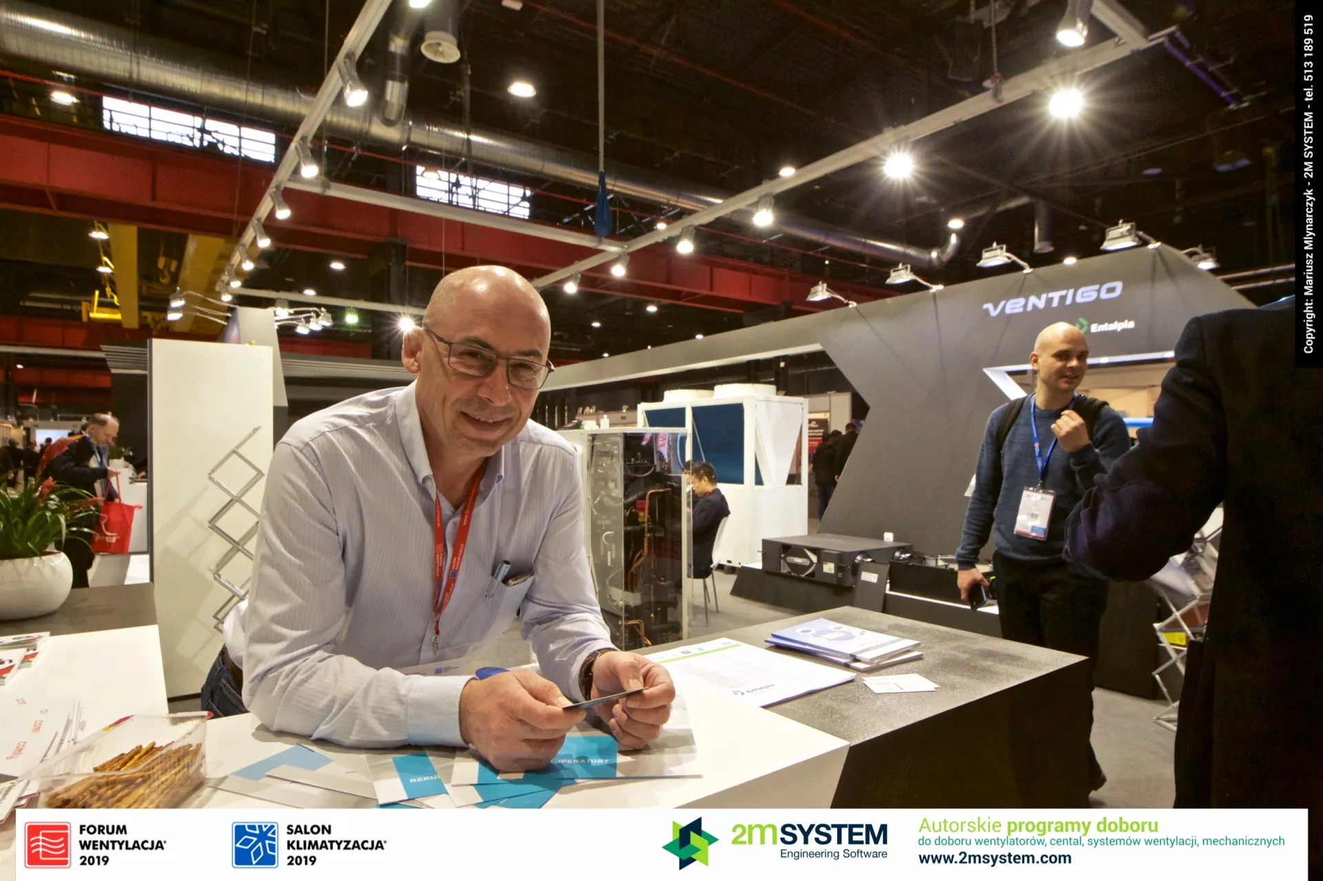 Visitors at the Entalpia counter near large white outdoor units at Forum Wentylacja 2019