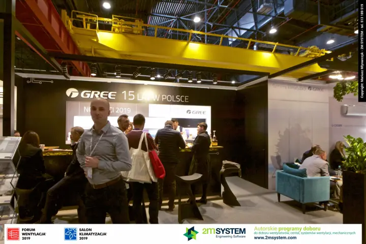 Visitors at the Gree bar with the U-Crown lounge alongside at Forum Wentylacja 2019