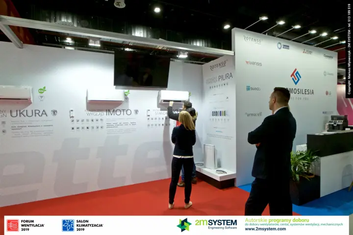 Visitors inspect Rotenso IMOTO units next to the PIURA air purifier at Forum Wentylacja 2019