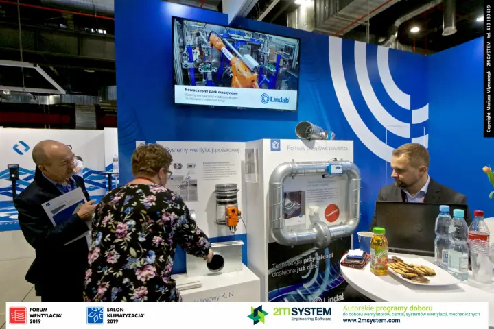 Visitors at the Lindab fire ventilation and airflow measurement plinths at Forum Wentylacja 2019