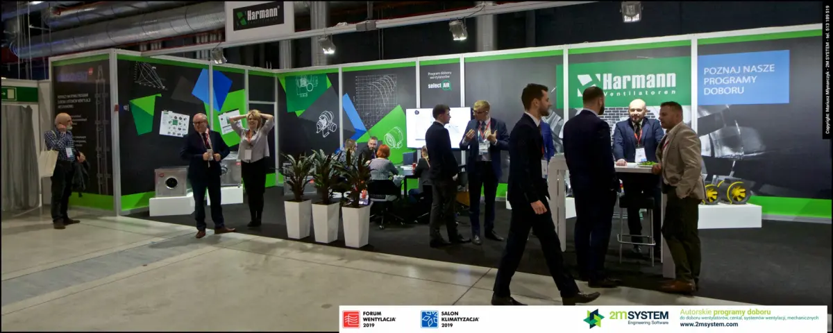 Visitors talking at the Harmann stand under the selectAIR wall at Forum Wentylacja 2019