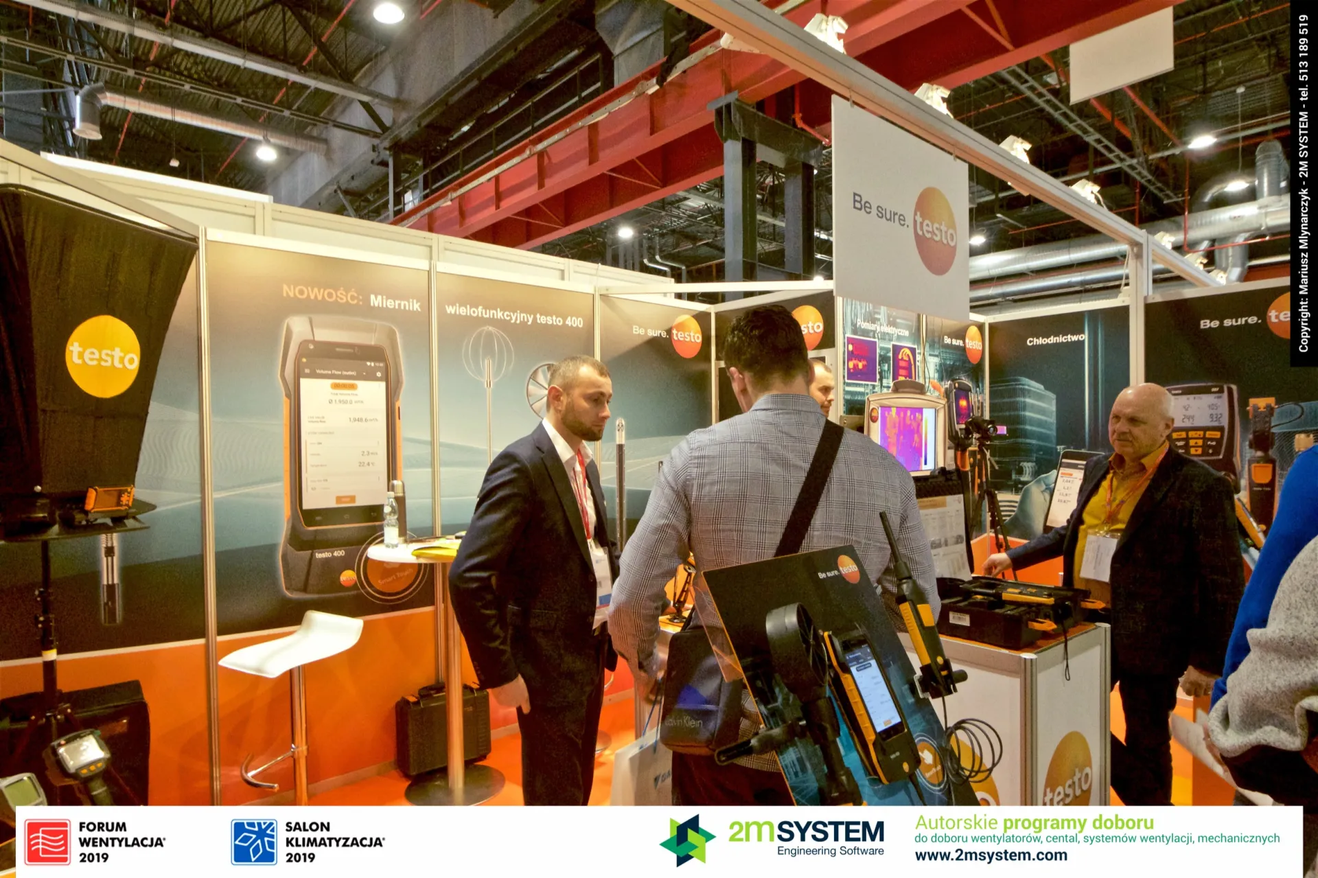 Visitors at Testo's testo 400 multifunction meter display at Forum Wentylacja 2019