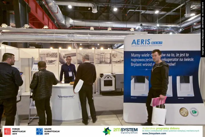Visitors at the Ventermo counter beside an AERIS next recuperator banner at Forum Wentylacja 2019