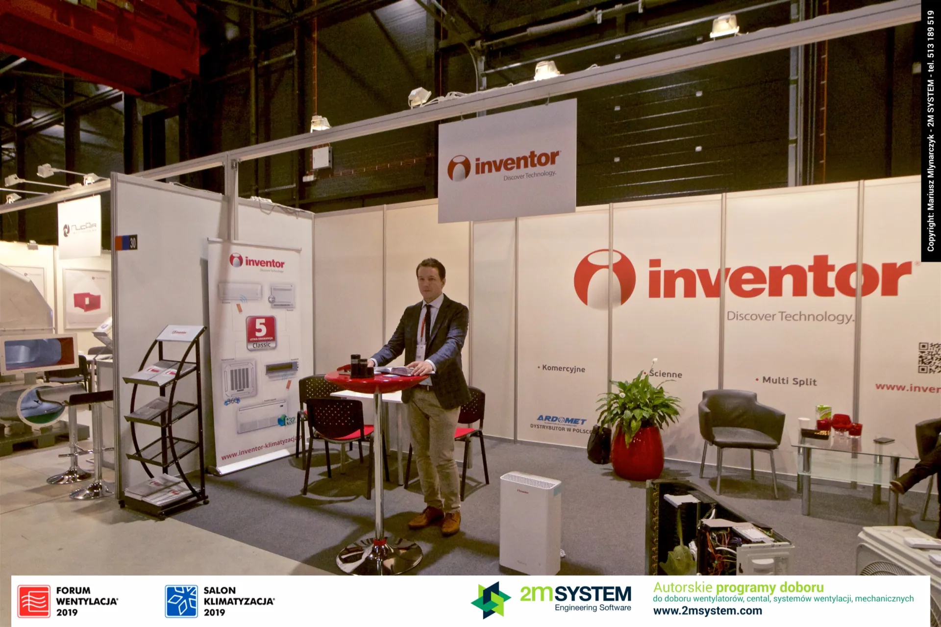 Wide view of the Inventor corner stand with roll-up banner and air purifier at Forum Wentylacja 2019