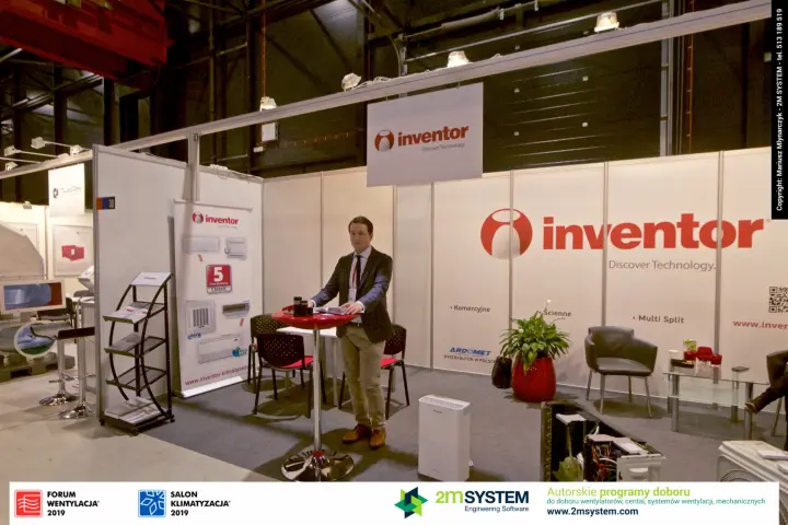 Wide view of the Inventor corner stand with roll-up banner and air purifier at Forum Wentylacja 2019