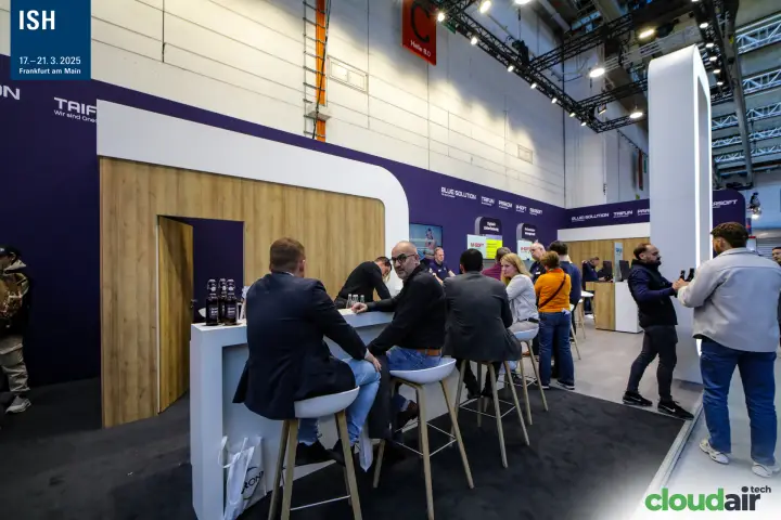 Bar counter and wood-clad booth on the OneQrew software stand