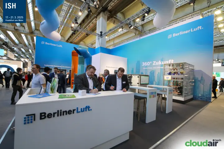 BerlinerLuft reception counter under the "360° Zukunft" skyline wall at ISH 2025