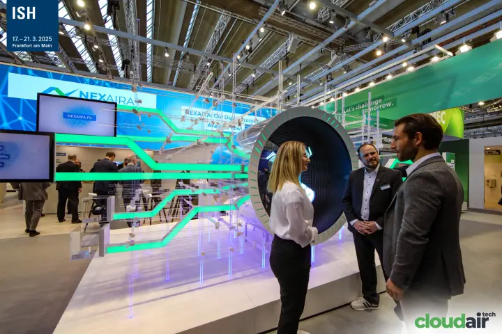 Conversation at the green-lit NEXAIRA installation on the ebm-papst stand at ISH 2025