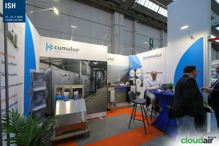 Cumulus "engineers in humidification" stand with stainless humidifier