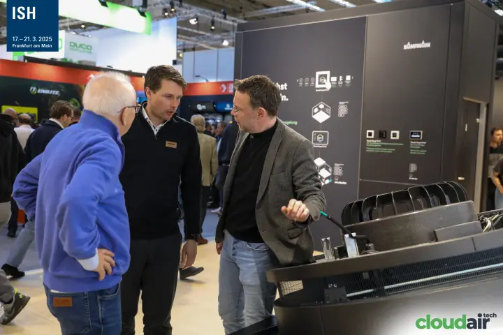 Discussion at the Kampmann control panel wall and ceiling unit at ISH 2025