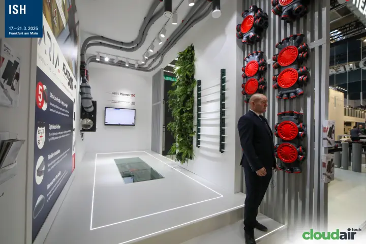 Heatpex ARIA Flat room with glass floor panel and ARIA Planner 2.0 screen at ISH 2025
