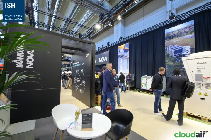 Kampmann NOVA black entrance cube beside the KaClima outdoor unit at ISH 2025