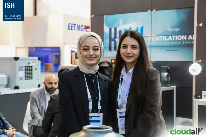 Kayi stand staff with an inline duct fan in front