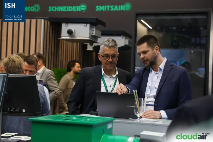 Laptop consultation at the Schako Group stand under Schneider and Smitsair logos