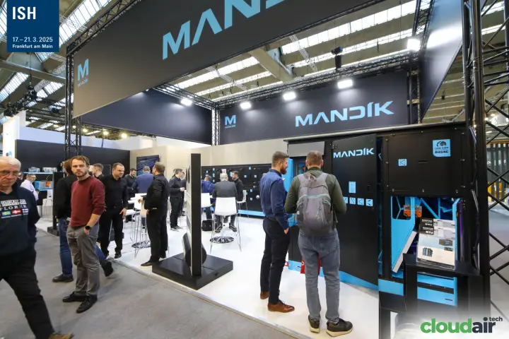 Mandík rooftop unit with open doors and a "LOW GWP R454C" label at ISH 2025