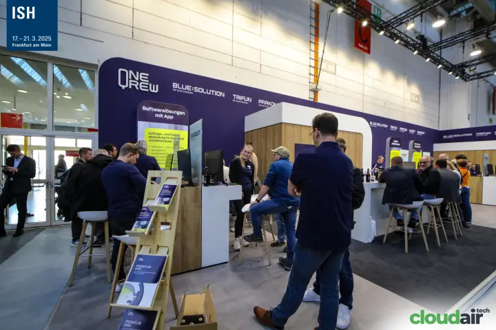 OneQrew stand presenting "Softwarelösungen mit App" for trades