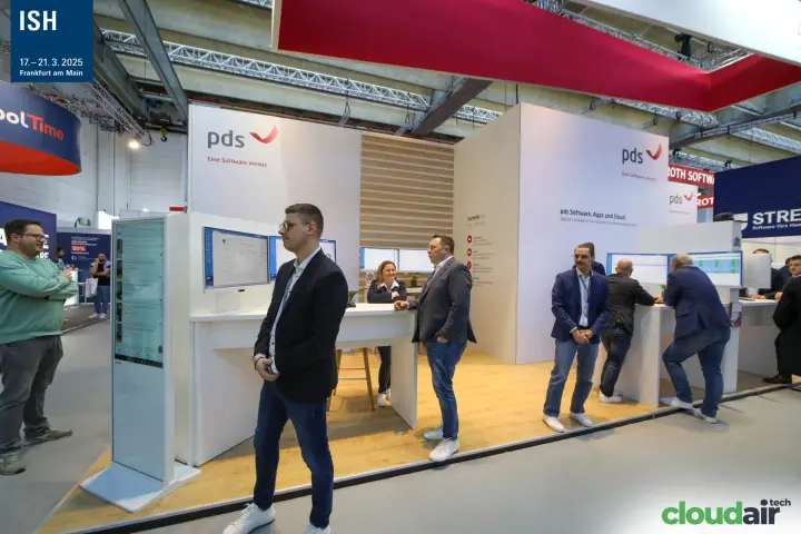 pds stand with dual-monitor desks and slatted wood wall