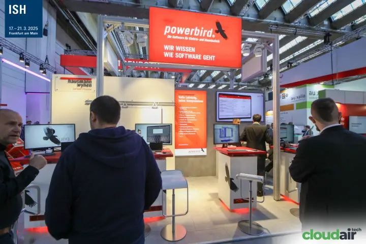 Powerbird stand under the "Wir wissen wie Software geht" sign at ISH 2025