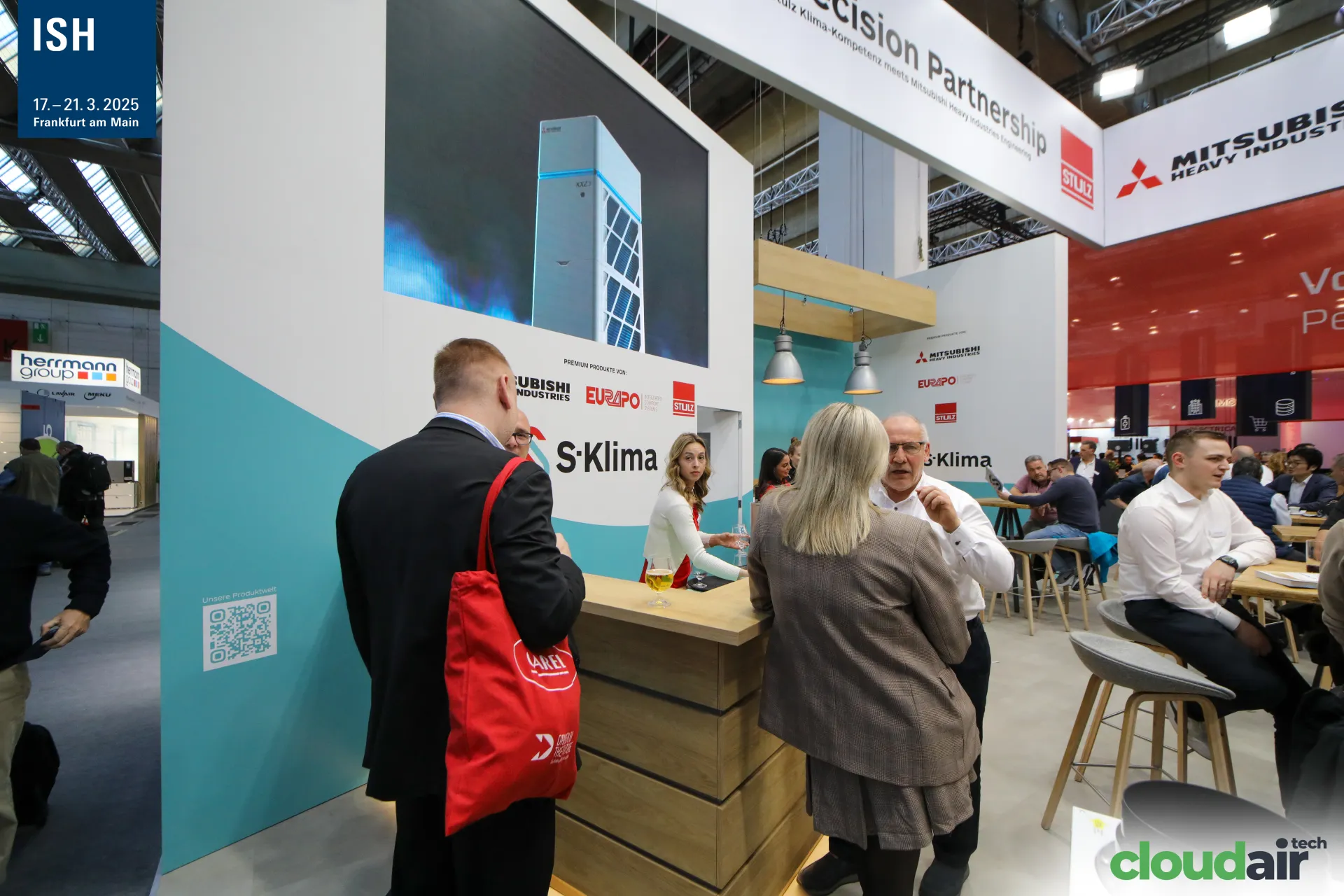 S-Klima bar counter beneath an LED wall showing an indoor unit at ISH 2025