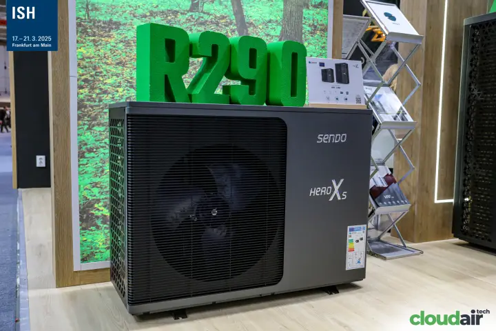 Sendo HeroXs monobloc heat pump with green R290 lettering at ISH 2025