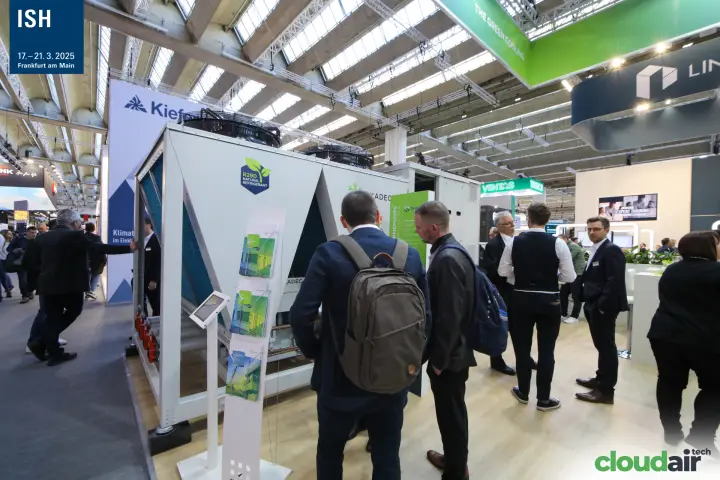Skadec R290 heat pump with V-shaped coils at the stand front