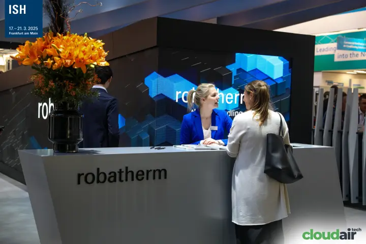 Visitor at the robatherm reception counter with LED wall behind at ISH 2025