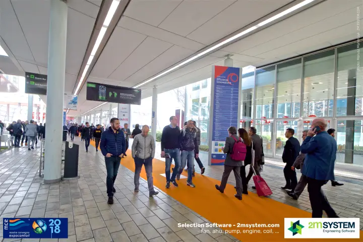 'Percorso Efficienza Innovazione' totem on the busy central walkway at MCE 2018
