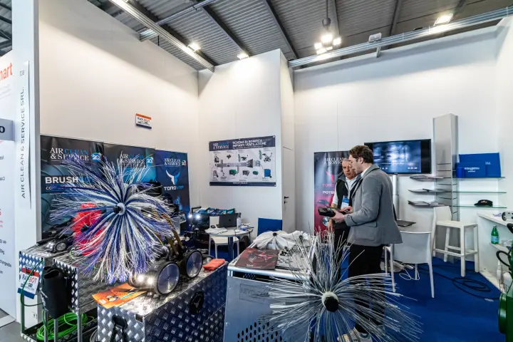 Air Clean & Service stand with duct cleaning robots and brushes