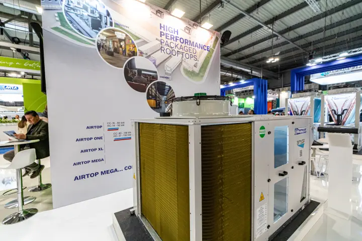 Airtop rooftop range chart behind a Thermocold R454B unit