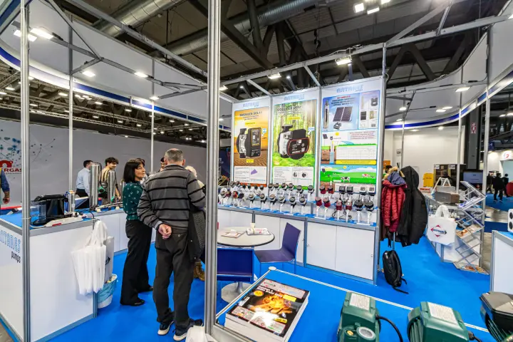 Antares pumps shell-scheme stand with Modulex circulator posters