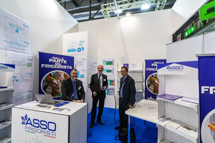 Asso Frigoristi association stand with 'Dalla parte del frigorista' banners