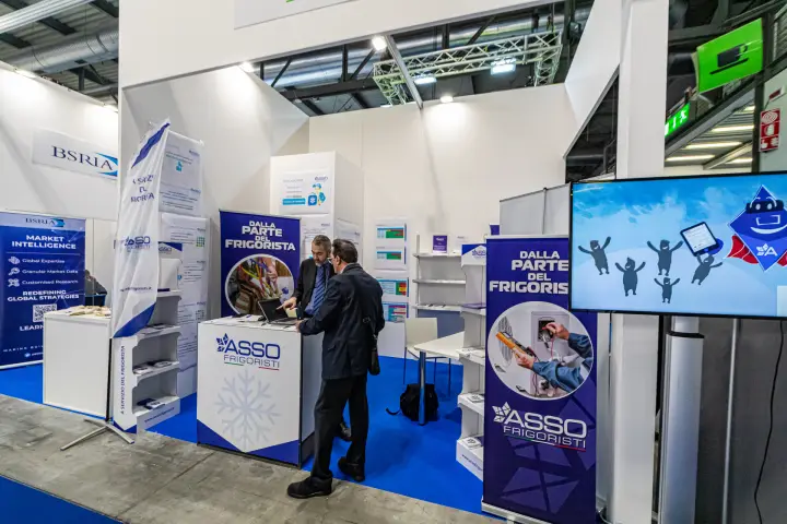 Asso Frigoristi stand with "Dalla parte del frigorista" roll-ups