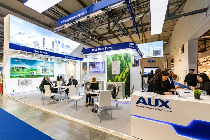 AUX stand with Free Match outdoor units and an R32 heat pump section