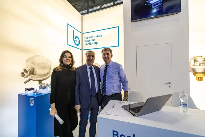 Beck Sensortechnik team beside the counter and pressure switch display at MCE 2024