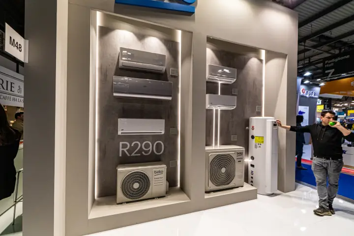 Beko R290 split air conditioners and inverter outdoor units in lit niches