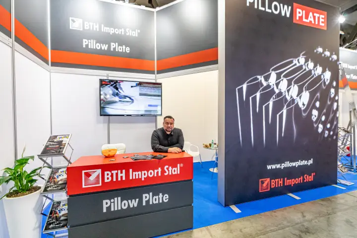 BTH Import Stal Pillow Plate stand with red reception counter