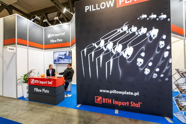 BTH Import Stal stand G69 with tall black Pillow Plate graphic panel