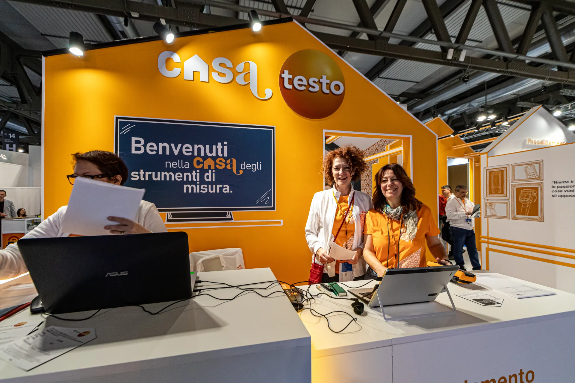 Casa testo reception desk under the 'Benvenuti' welcome sign at MCE 2024