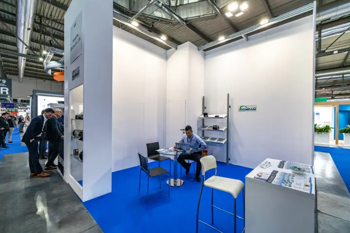 Compact Headline Electric stand with motor samples in a corner showcase