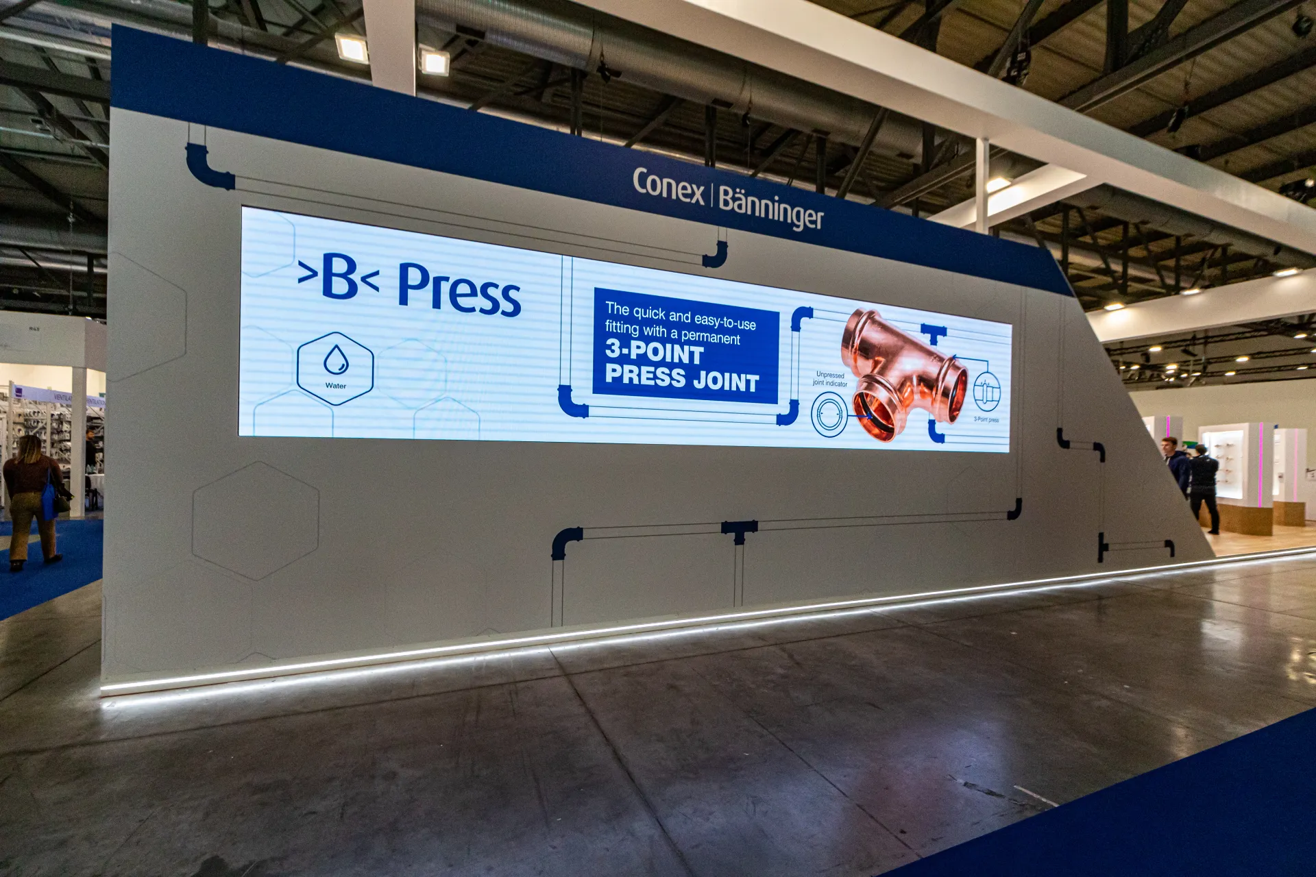 Conex Bänninger wall screen promoting the >B< Press 3-point press joint at MCE 2024