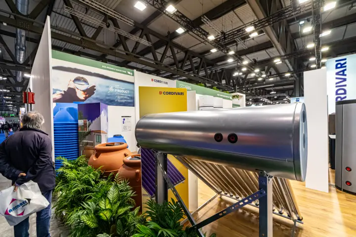 Cordivari solar water heater with evacuated tubes and water tanks