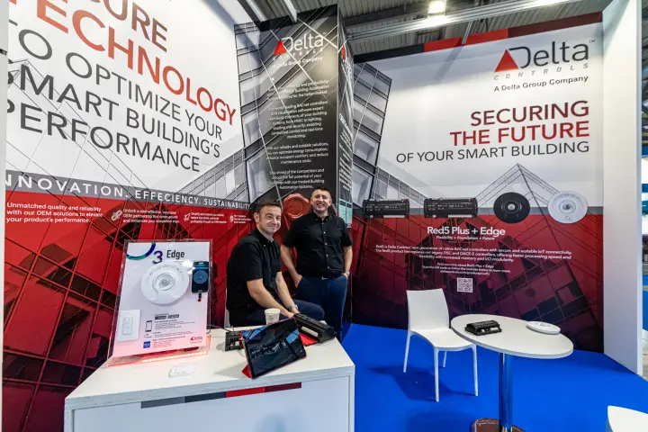 Delta Controls stand corner with Red5 Plus + Edge wall and meeting table