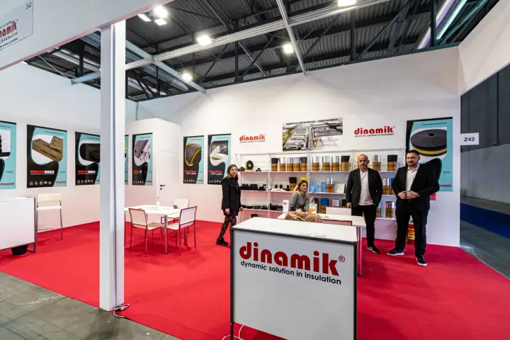 Dinamik insulation stand with Dynaflex and Dynafoam posters