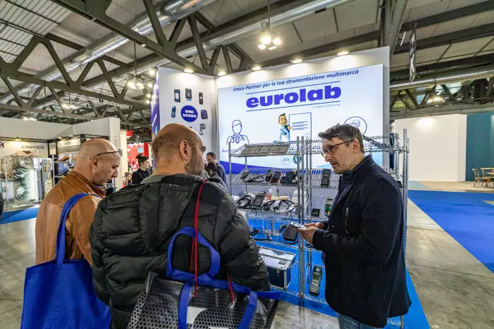 Eurolab staff presenting handheld measuring instruments to visitors