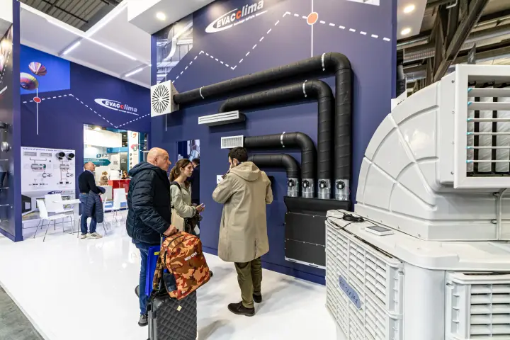 Evacclima duct wall with insulated ducts, diffuser and zone dampers at MCE 2024