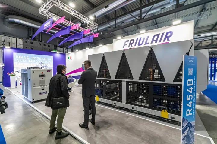 Friulair stand with an air-cooled chiller and R454B refrigerant sign at MCE 2024